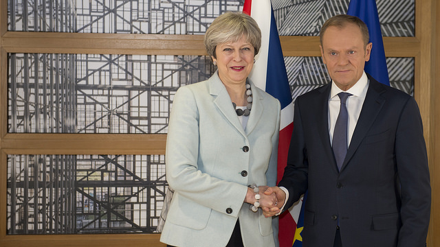 Theresa May og Donald Trusk gratulerer hverandre i Brussel.