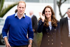 Prins William og hans kone Kate vinker. Foto