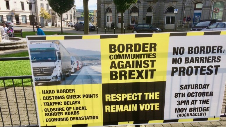 Plakat av brexit-protest i Clones. Foto.