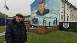 Jan Erik Mustad foran veggmaleri i Belfast- foto