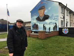 Jan Erik Mustad foran veggmaleri i Vest-Belfast, foto