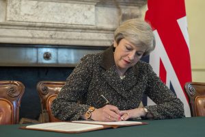 Theresa May skriver brev. Foto
