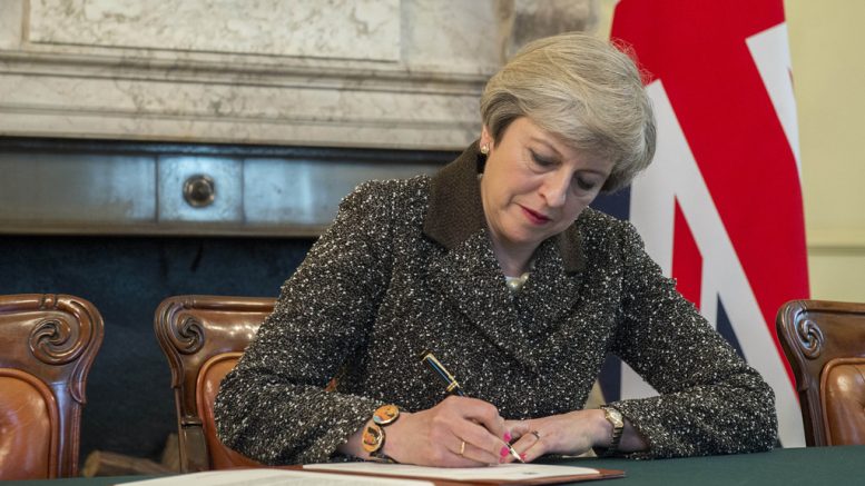 Theresa May skriver brev. Foto