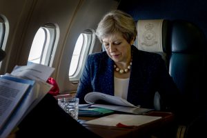 Theresa May i fly, leser dokumenter Foto