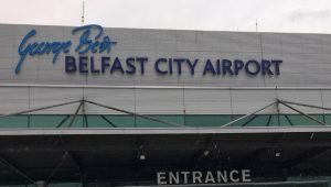 Skilt av flyplassen i Belfast. Foto.