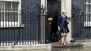 Theresa May forlater Downing Street 10 foto