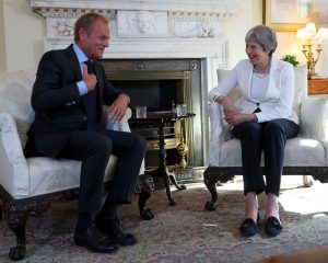 Theresa May og Donald Tusk i Downing Street. Foto