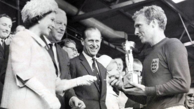 Bobby Moore med VM-trofeet Wembley 1966 Foto