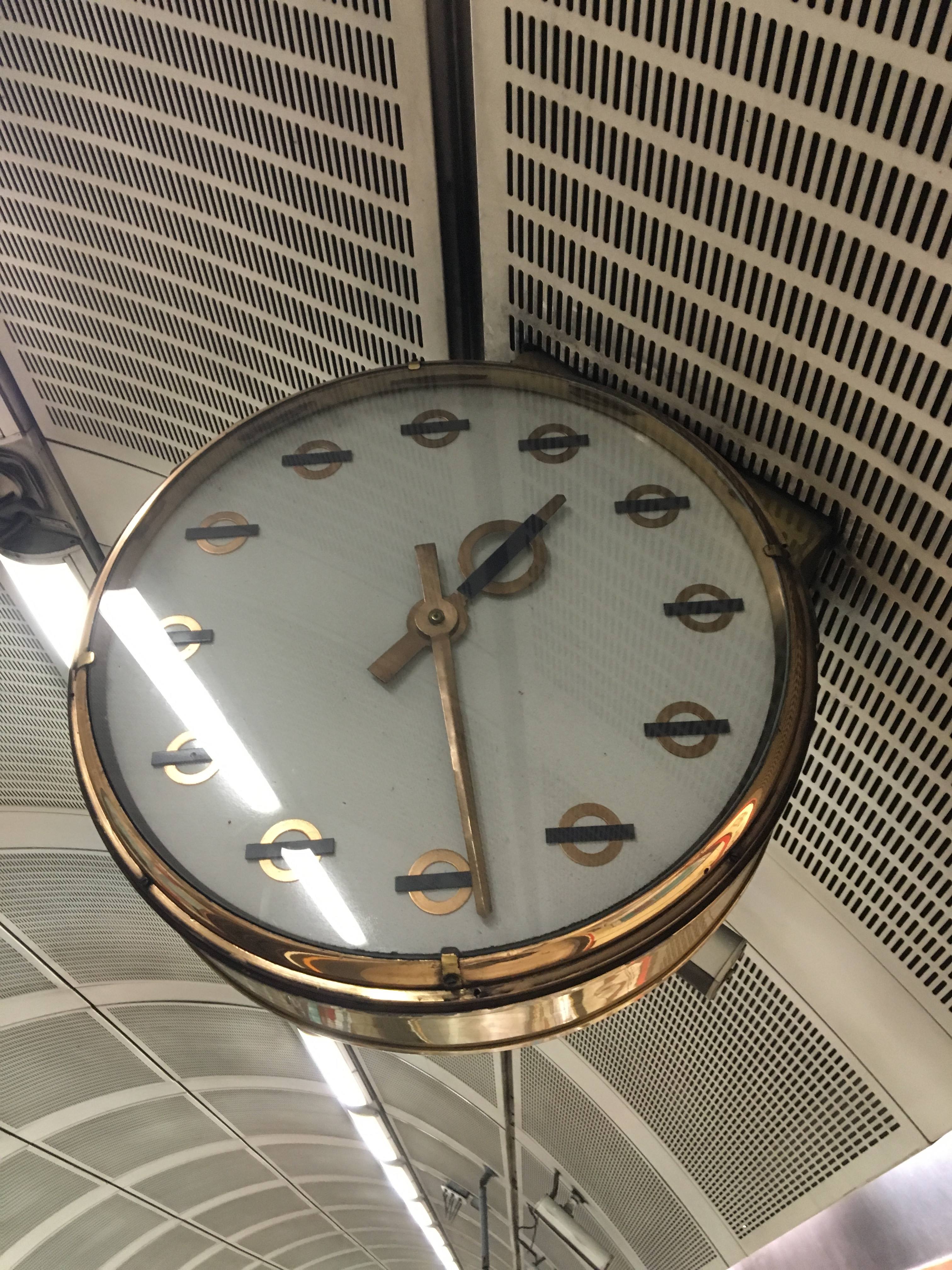 Bethnal Green Station i øst-London - klokke. Foto
