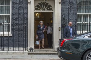 Statsminister Theresa May på vei ut av døra til Downing Street 10. Foto.