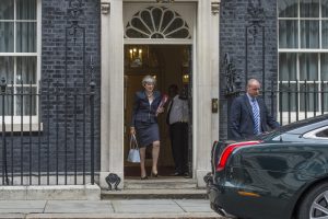 Theresa May på vei ut av døra til Downing Street 10. Foto