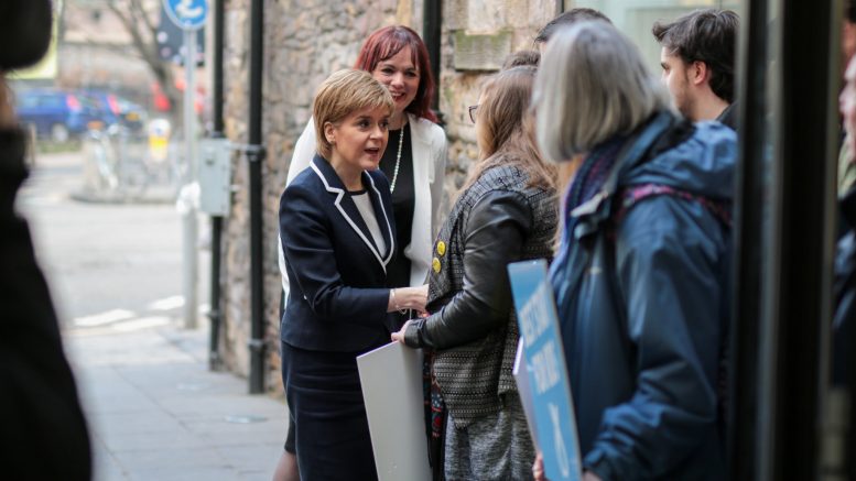 SNP-leder og førsteminister Nicola Sturgeon hilser på velgere i Edinburgh. Foto