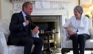 Donald Tusk og Theresa May i samtale Foto
