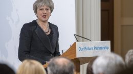 Theresa May på talerstolen. foto