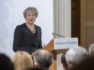 Theresa May på talerstolen. foto