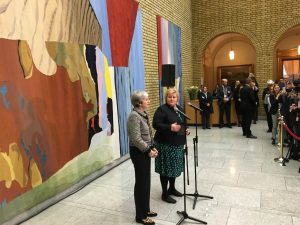 Theresa May og Erna Solberg i Vandrehallen Stortinget Foto