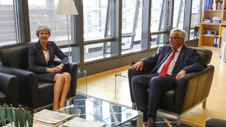 EU-kommisjonens sjef Jean-Claude Juncker og Theresa May Foto