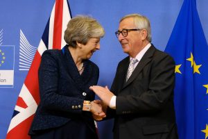 Theresa May og EU-kommisjonens sjef Jean-Claude Juncker hilser på hverandre. Foto