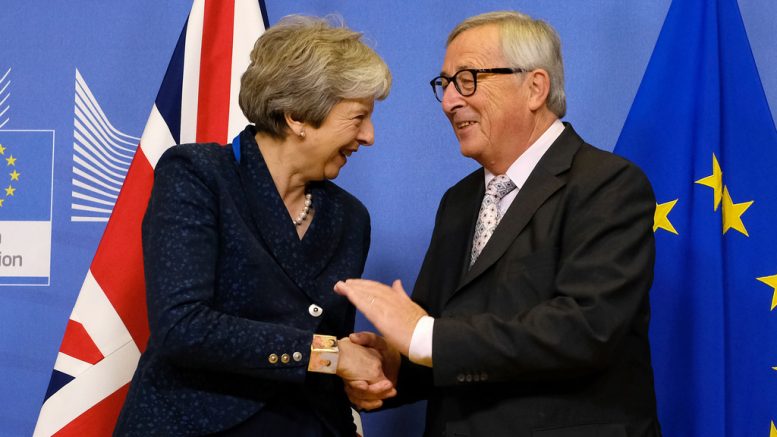 Theresa May og EU-kommisjonens sjef Jean-Claude Juncker hilser på hverandre. Foto