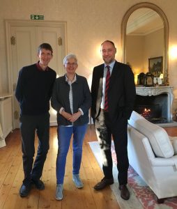 Richard Wood tok imot britiskpolitikk.nos utsendte Øyvind Bratberg og Trine Andersen i residensen. Står ved siden av hverandre. Foto