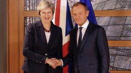 EU president Donald Tusk hilser på Theresa May. Foto