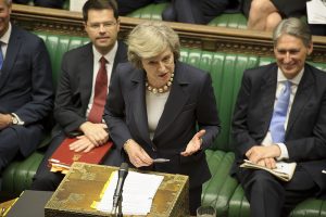 Theresa May på talestolen i Underhuset Foto