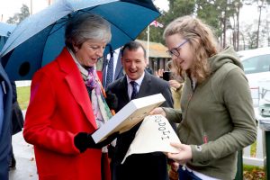 Theresa May møter velgere i Wales. Foto