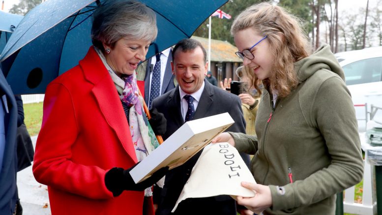 Theresa May møter velgere i Wales. Foto