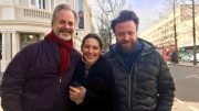 Øystein Røger, Pia Tjelta og Kåre Conradi foran teatret i Notting Hill der "The Lady from the Sea" skal spilles. Foto