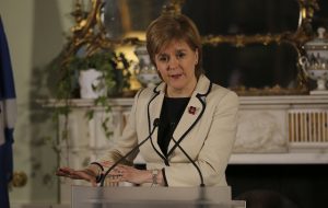 Skottlands førsteminister Nicola Sturgeon på talestolen