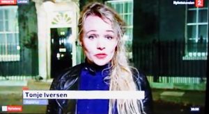 Tonje Iversen TV 2 utenfor Downing Street. Foto fra TV