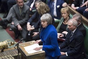 Theresa May på talerstolen i Underhuset. Foto