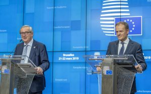 EU-kommisjonens sjef Jean-Claude Juncker (tv) og EUs president Donald Tusk under pressekonferansen om utsettelse av brexit. Foto