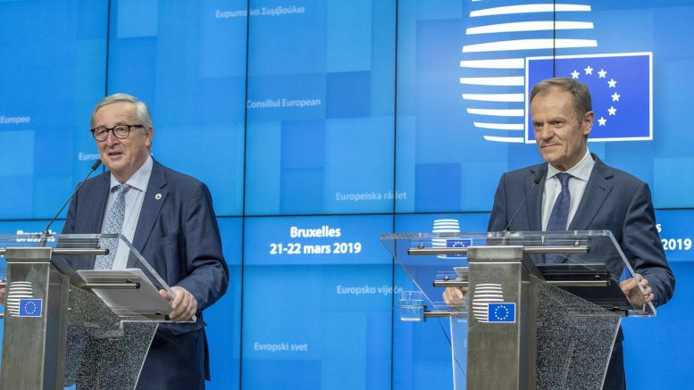 EU-kommisjonens sjef Jean-Claude Juncker (tv) og EUs president Donald Tusk under pressekonferansen om utsettelse av brexit. Foto