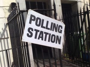 skilt som viser britisk valglokale foto