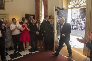 Boris Johnson går inn døra i Downing Street 10