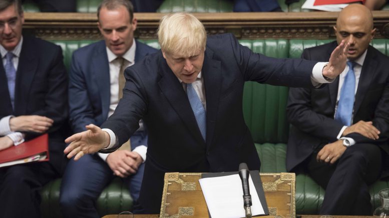 Boris Johnson i Underhuset. Foto