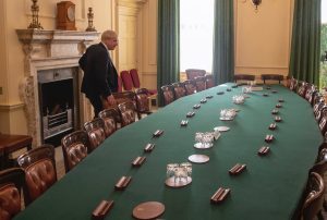 Boris Johnson i regjeringskontoret i Downing Street. Foto.