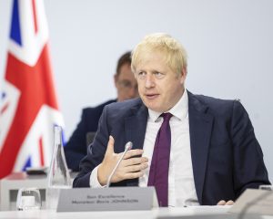 Boris Johnson, nærbilde med flagg. Foto