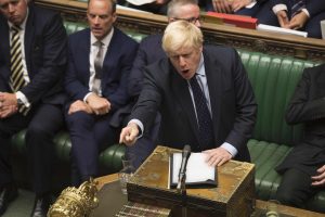 Boris Johnson på talestolen i Parlamentet. foto