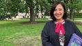 Nazneen Khan-Østrem med London-bok. Foto