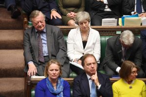 Theresa May ved siden av Kenneth Clarke i Underhuset lørdag.Foto