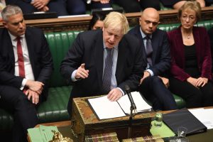 Boris Johnson på talestolen i Underhuset. Foto
