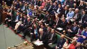 Boris Johnson holder tale i Underhuset med Theresa May på tredje benk. Foto