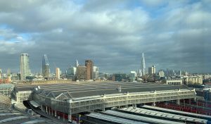 Oversiktsbilde av Londons skyline med Waterloo station i forgrunnen. Foto.