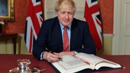 Boris Johnson skriver under på skilsmisseavtalen med EU. Foto