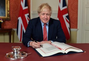 Boris Johnson skriver under på skilsmisseavtalen med EU. Foto