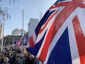 Bilde av britisk flagg foran folkemengde