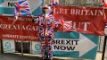 Brexit-tilhenger med dress som et britisk flagg. Foto