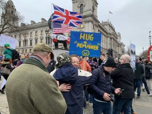 Kvinne med skilt Hug a remainer